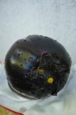 Mor patlıcan top, taze sağlıklı sebze.