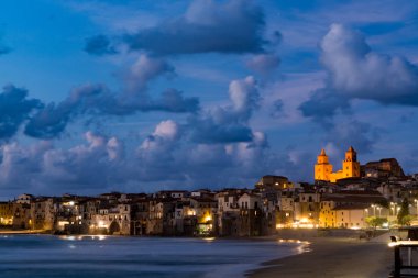 Turistik ve tatil Sicilya, küçük kasaba Cefaly gece inci