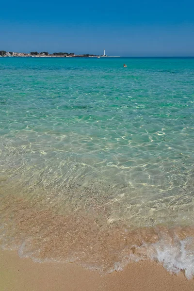 Vakantie aan de zee, kristalheldere zee water textuur met schittering — Stockfoto