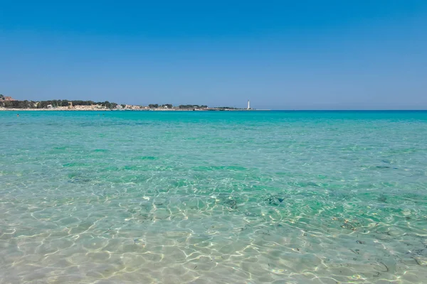 Vakantie aan de zee, kristalheldere zee water textuur met schittering — Stockfoto