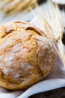Taze pişmiş geleneksel kepekli ekmek ve buğday kulaklar 