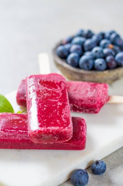 Taze yaz yaban yaban mersini ve ev yapımı sorbe dondurma pop