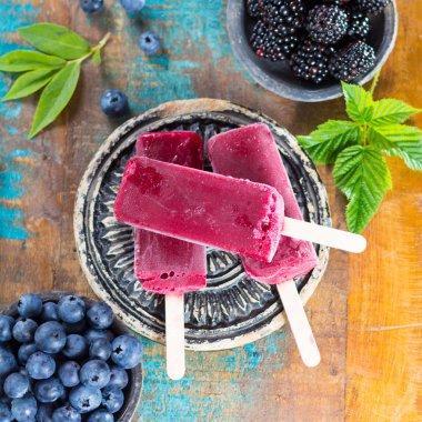 Taze yaz yaban yaban mersini ve brambleberry, ev yapımı sorbe