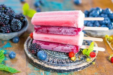 Taze yaz yaban yaban mersini, brambleberry, çilek ve hom