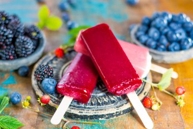 Taze yaz yaban yaban mersini, böğürtlen, çilek ve hom