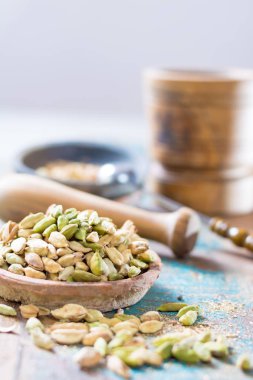 Ahşap zemin kullanıma hazır üzerine ham organik kakule bakla