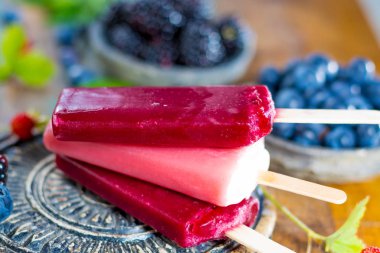 Taze yaz yaban yaban mersini, brambleberry, çilek ve hom