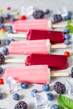 Taze yaz yaban yaban mersini, brambleberry, çilek ve hom