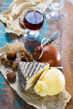 Şekerli tatlı likör şarap cam, sert peynir Caciocavallo o