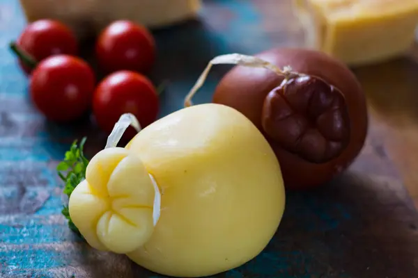 Queso duro italiano tradicional Provolone de Caciocavallo, blanco — Foto de Stock