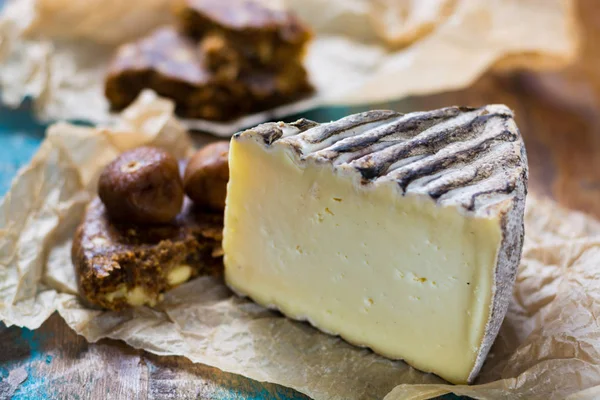 Queso francés antiguo Tomme de Montagne e higos secos con higos —  Fotos de Stock