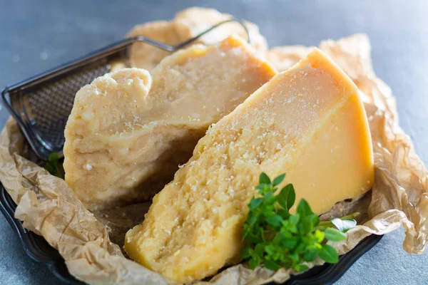 传统意大利硬奶酪干酪和与 g 粉调味 — 图库照片