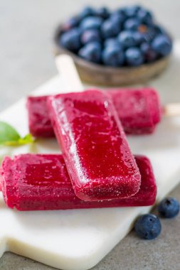 Taze yaz yaban yaban mersini ve ev yapımı sorbe dondurma pop