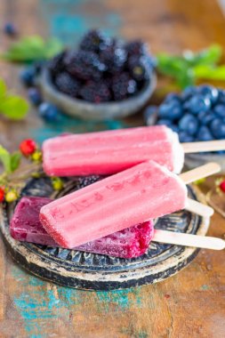 Taze yaz yaban yaban mersini, brambleberry, çilek ve hom