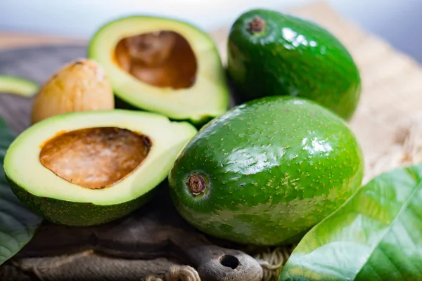 Gröna mogna avokado från ekologisk avokado plantation - friska foo — Stockfoto