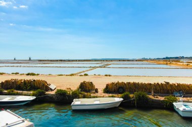 Tuz fabrikaları Marsala, Sicilya, İtalya banliyölerinde görülür.