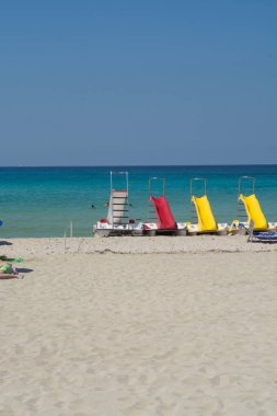 Pedal-tekneler sahilde su kaydıraklı.