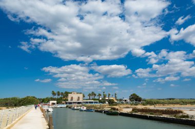 Tuz fabrikaları Marsala, Sicilya, İtalya banliyölerinde görülür.