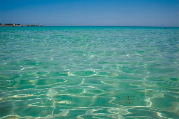Vakantie aan de zee, kristalheldere zee water textuur met schittering — Stockfoto