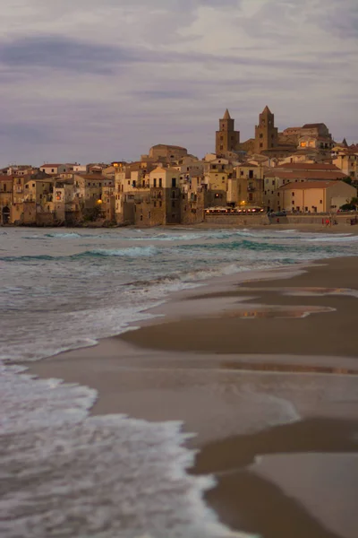 Touristic and vacation pearl of Sicily, small town of Cefalu, Si — Stock Photo, Image