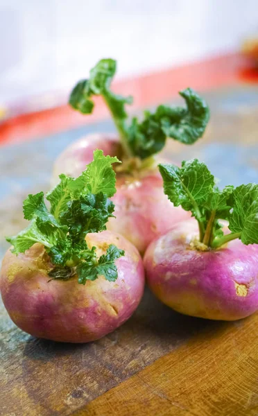 Färsk vit och lila rovor med gröna blad — Stockfoto