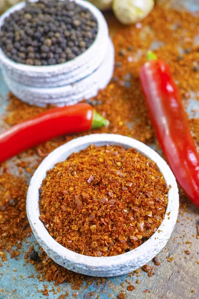 Rote scharfe Chili Cayenne und schwarzer Pfeffer frisch und getrocknet in Pulverform — Stockfoto