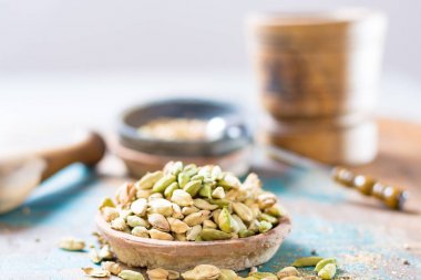 Ahşap zemin kullanıma hazır üzerine ham organik kakule bakla