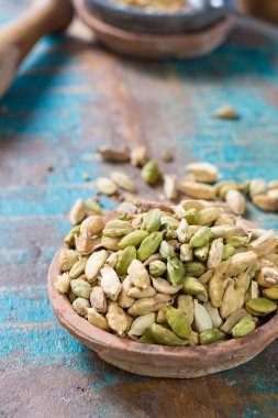 Ahşap zemin kullanıma hazır üzerine ham organik kakule bakla