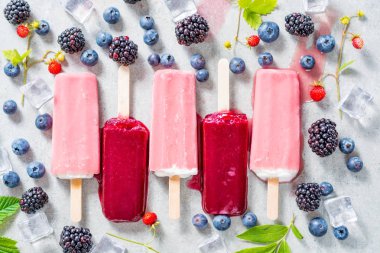 Ana sayfa görünümü, taze yaz yaban yaban mersini, brambleberry, strawber