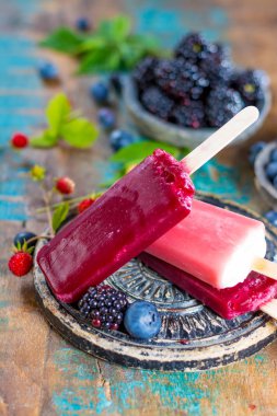 Taze yaz yaban yaban mersini, brambleberry, çilek ve hom