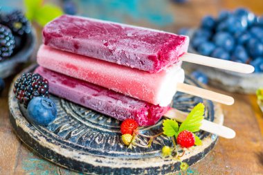 Taze yaz yaban yaban mersini, brambleberry, çilek ve hom