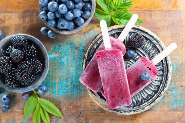 Taze yaz yaban yaban mersini ve brambleberry, ev yapımı sorbe