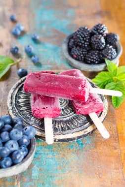 Taze yaz yaban yaban mersini ve brambleberry, ev yapımı sorbe