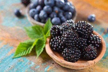 Taze yaz yaban yaban mersini ve brambleberry, blackberry St