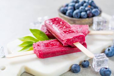 Taze yaz yaban yaban mersini ve ev yapımı sorbe dondurma pop