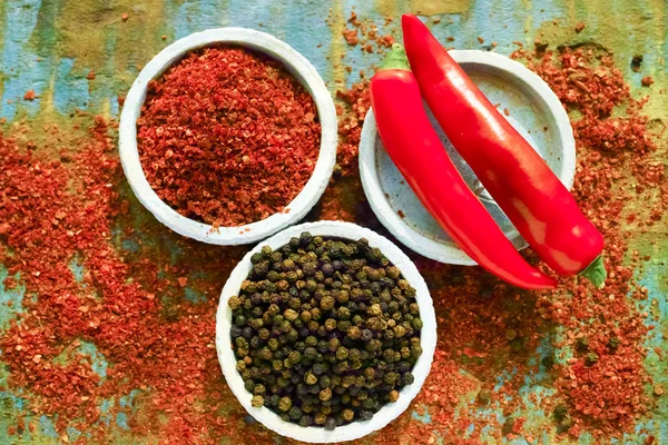 Red hot chilli Cayenne a černý pepř, čerstvé a sušené práškové — Stock fotografie
