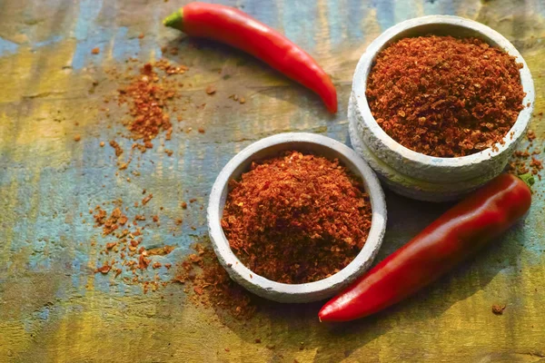 Red hot chili paprika čerstvé a sušené práškové koření, rea — Stock fotografie