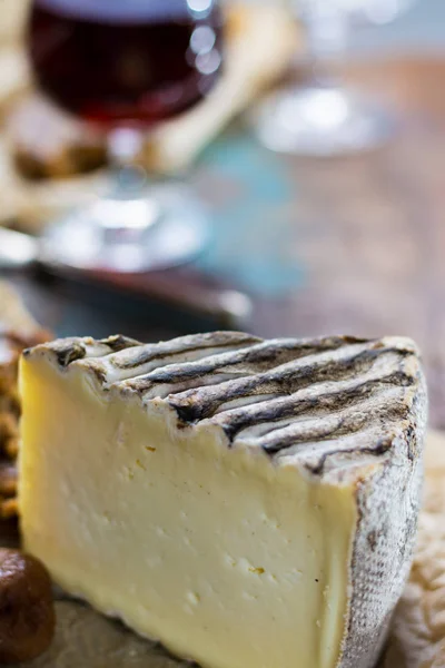 Οίνος λικέρ γλυκό επιδόρπιο σε ποτήρι, σκληρό γαλλικό τυρί Tomme de — Φωτογραφία Αρχείου