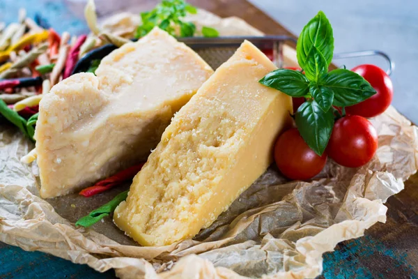 传统意大利硬奶酪干酪和调味与 c — 图库照片