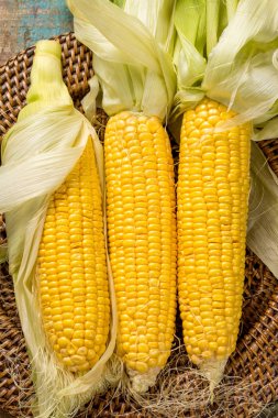 Rustik ahşap masa, tatlı taze Mısır