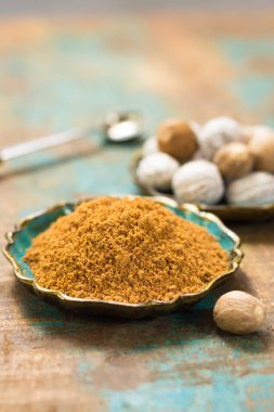 Küçük Hindistan cevizi tozu. Makro görünümü bütün fındık ve rendelenmiş muscat fındık. 