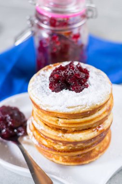 Mavi kırmızı Kızılcık Reçeli ile ev yapımı Amerikan krep servis