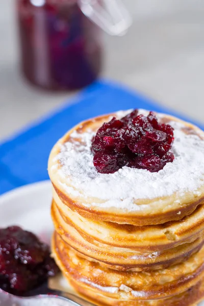 Pancake buatan sendiri disajikan dengan selai cranberry merah di biru — Stok Foto