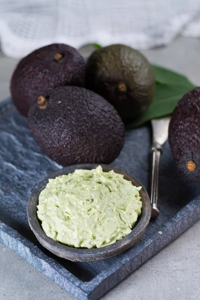 Zelfgemaakte verse avocado crème, klaar om te eten, lekker gezond eten — Stockfoto