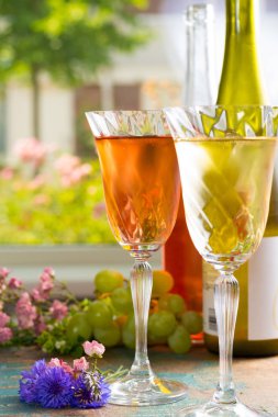 Soğuk Yaz şaraplar, beyaz ve gül, güzel gözlük o da görev yaptı.