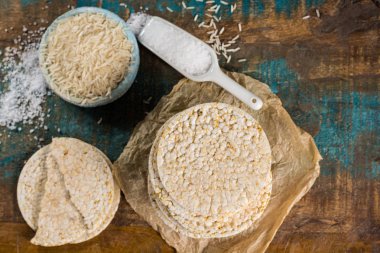 Deniz tuzu ile sağlıklı kahvaltılık pirinç kek kraker yığılmış