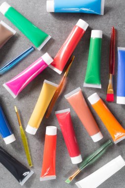 Beş renkli fırça ile ayarla tüpleri çeşitli renklerde Akrilik boyalar