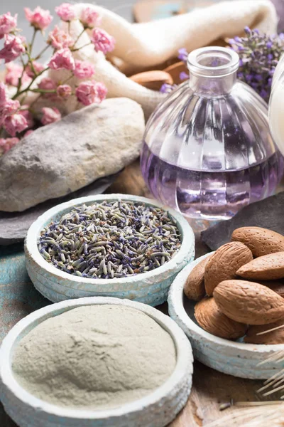 Cosméticos de la naturaleza, preparación hecha a mano con aceites esenciales y un — Foto de Stock