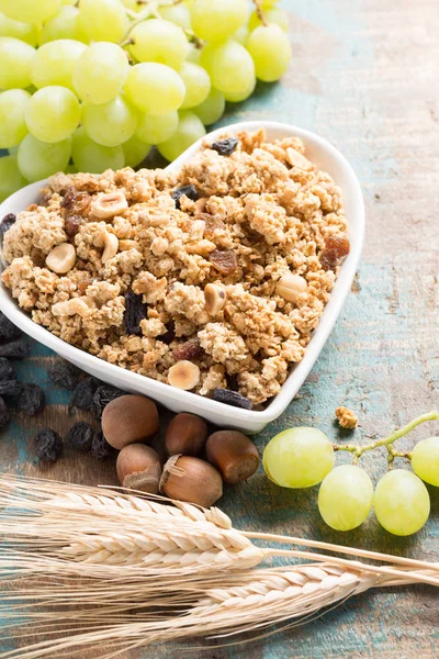 Gezonde muesli muesli ontbijt met druiven, noten en tarwe oren — Stockfoto