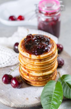 Kiraz reçeli ve taze cher ile ev yapımı Amerikan krep servis